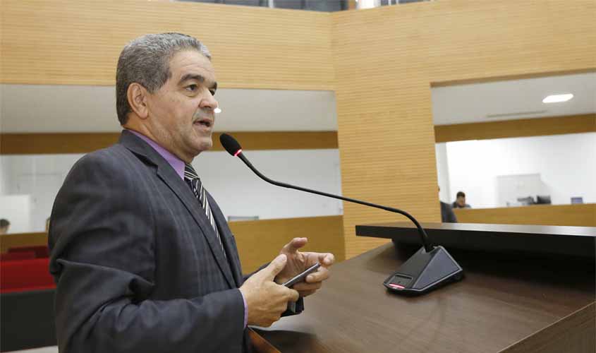 Aélcio da TV anuncia entrega de recursos para escolas públicas