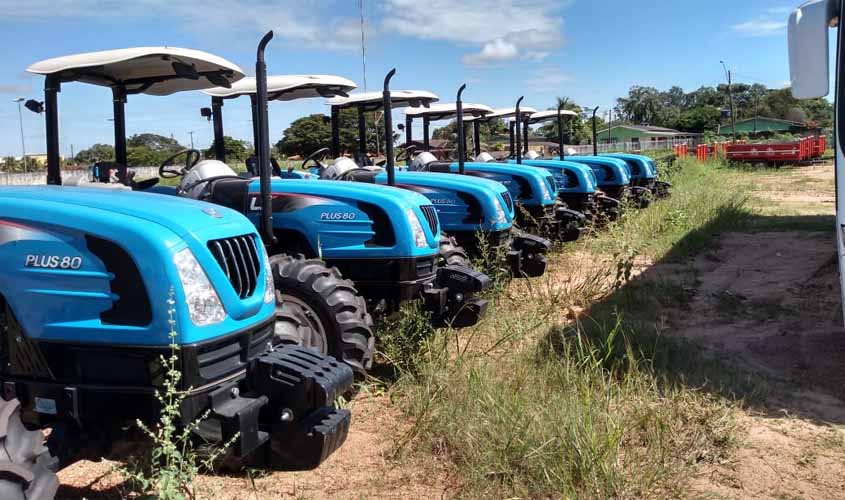 Tratores comprados com recursos federais são abandonados em pátio de secretaria no interior de Rondônia