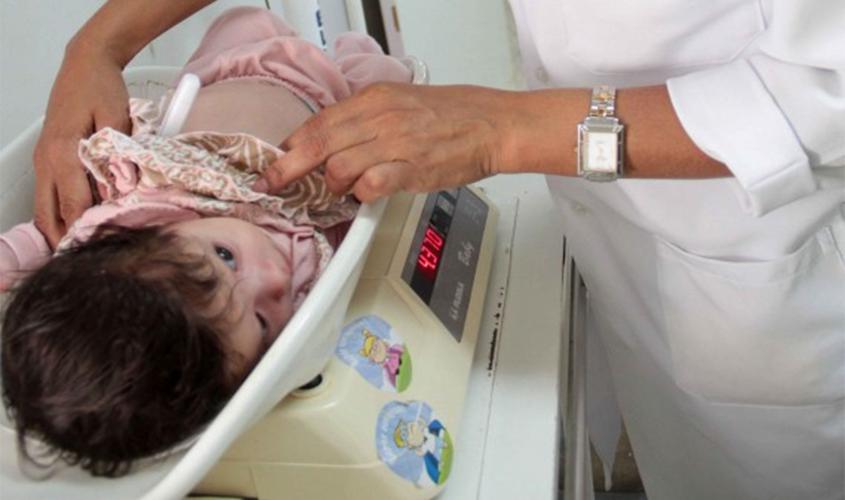 Pediatra afirma que crianças devem ficar em casa e serem levadas às unidades de saúde apenas em casos de gravidade