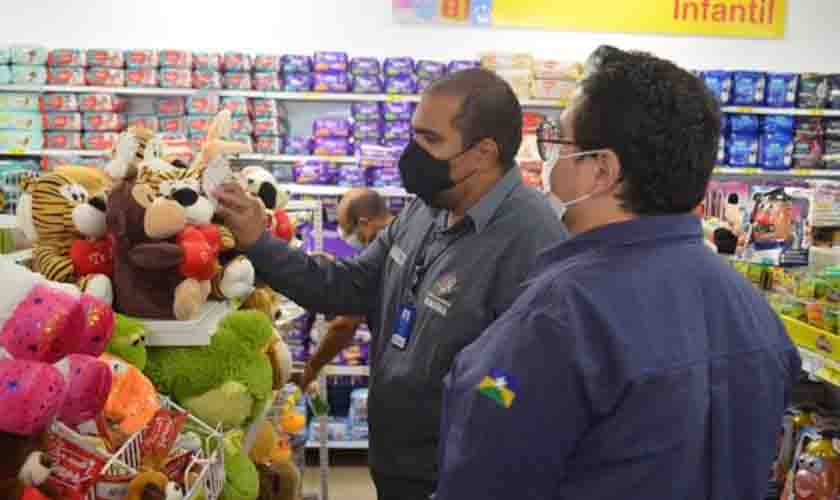 Fiscais do Ipem Rondônia retiram produtos sem certificação do comércio em Jaru 