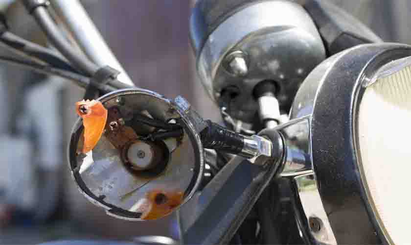 Empregador deve ressarcir agente comercial por avarias em moto roubada