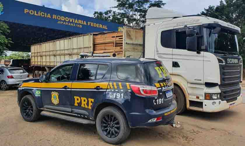 Em Rondônia, PRF identifica transporte irregular de madeira