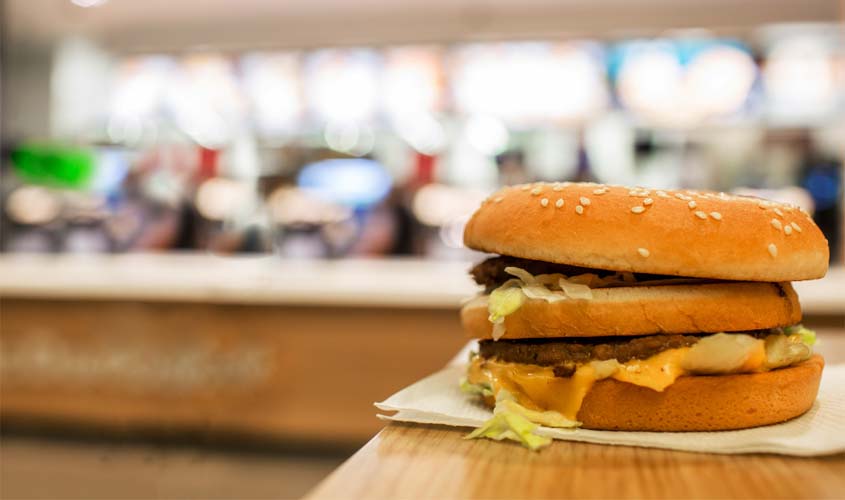 Rede de fast food é condenada por mandar empregado alterar validade de produtos vencidos
