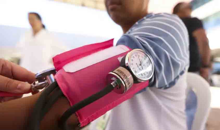 Remédios que aumentam a pressão são amplamente vendidos no Brasil