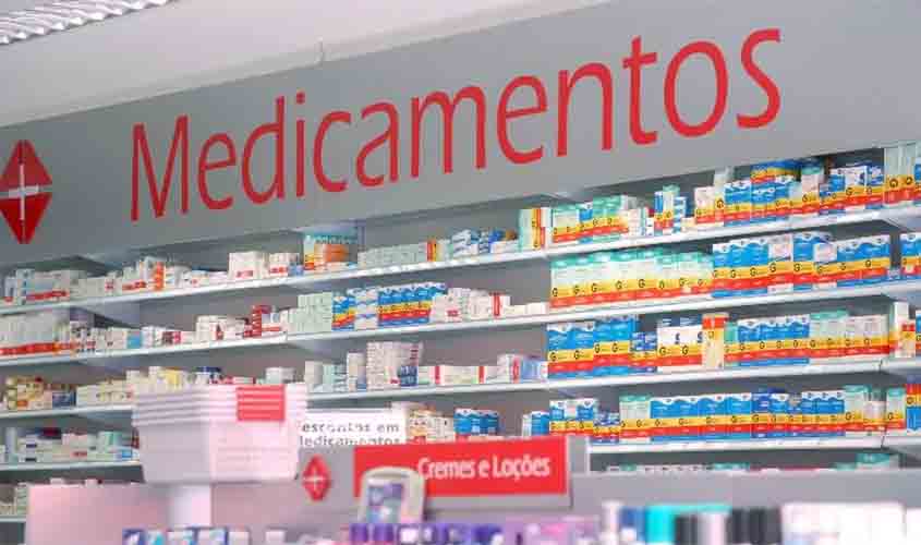 Entidades criticam permissão para farmacêutico prescrever medicamento