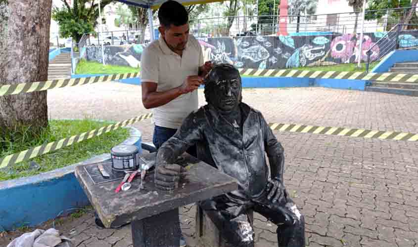 Estátua em homenagem a Manelão, fundador da Banda do Vai Quem Quer, é revitalizada