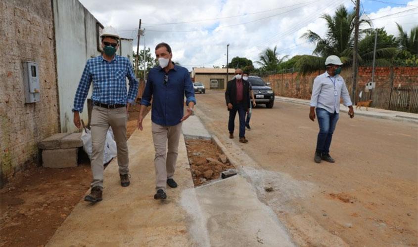 Prefeito acompanha serviços de asfaltamento no bairro Flamboyant