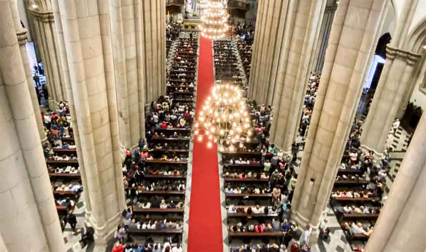 Fiéis lotam Catedral da Sé em missa para homenagear papa Francisco