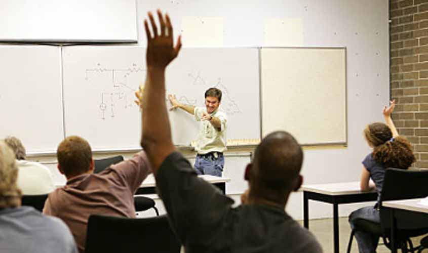 Professores que faziam jornada dupla conseguem adicional de horas extras