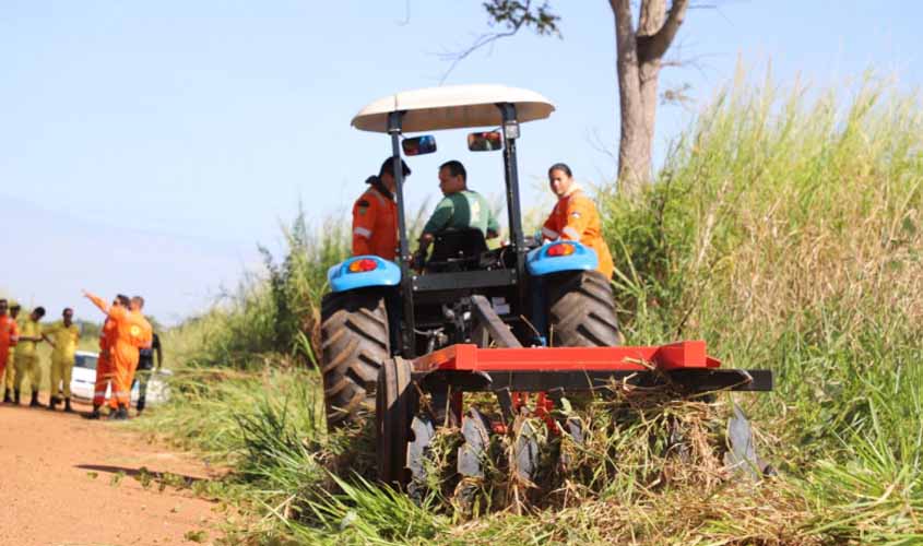 Prefeitura constrói aceiros em área militar para evitar propagação de incêndio