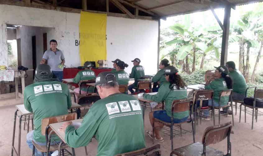 Agricultores familiares recebem capacitação para melhorar as técnicas no campo