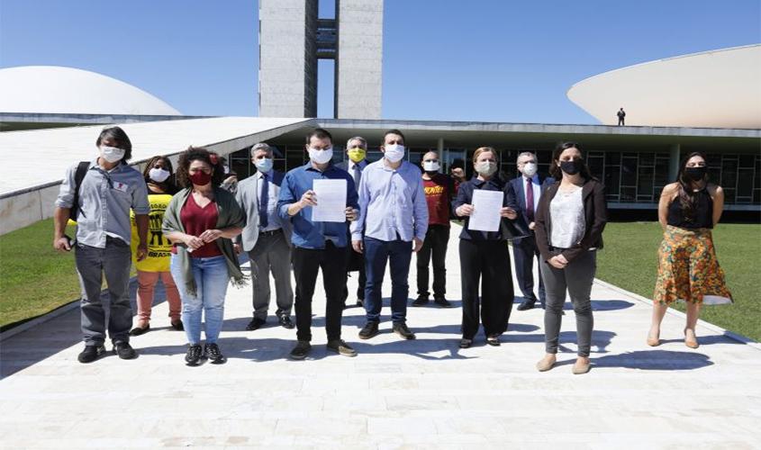 Sete partidos de oposição apresentam pedido de impeachment de Bolsonaro