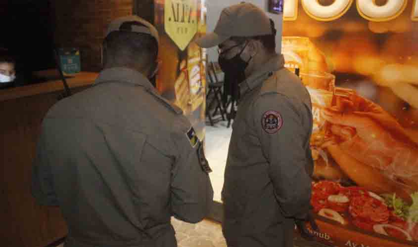 Na 14ª noite da 'Operação Prevenção', orientação sobre o Decreto 26.038 é reforçada em estabelecimentos comerciais