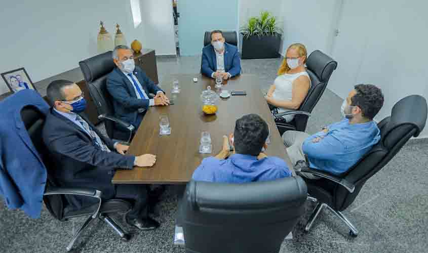 Presidente Alex Redano recebe pedido para interceder pela retomada das cirurgias eletivas