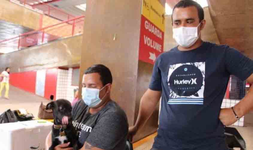 Casal gay acusado de usar cachorrinho para aplicar golpes em outros Estados teria vindo para Rondônia