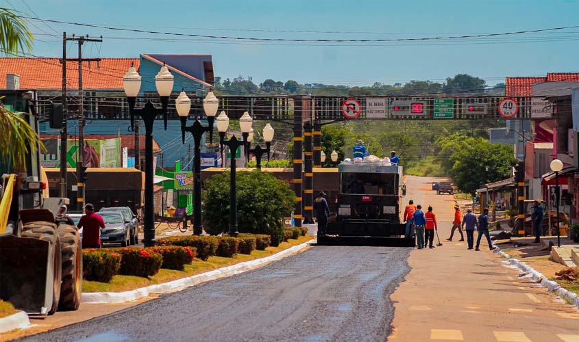 No aniversário de 36 anos, recebe investimento em asfalto e repasse para obra de tratamento de água