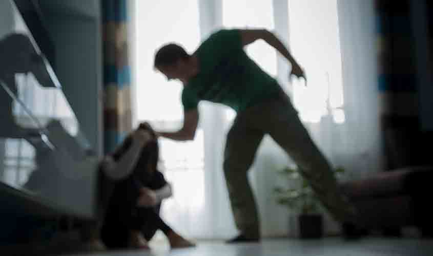 Projeto suspende salário de agente público investigado por violência doméstica