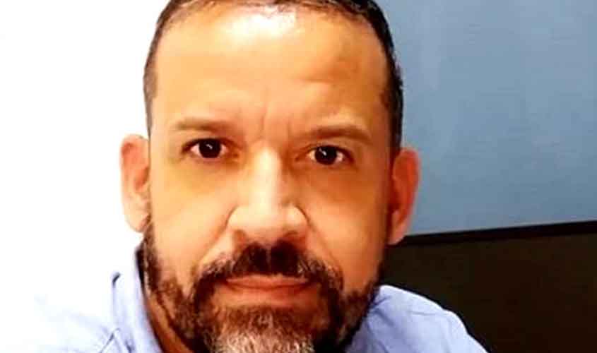 Viagem de irmão do governador à Europa com recursos públicos gera críticas; assessor tenta 'enquadrar'  jornalista e leva investida 