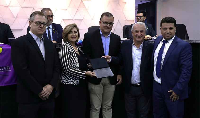 Vereador Edinho Fidelis faz entrega de Moção de Aplausos à Unimed Centro Rondônia