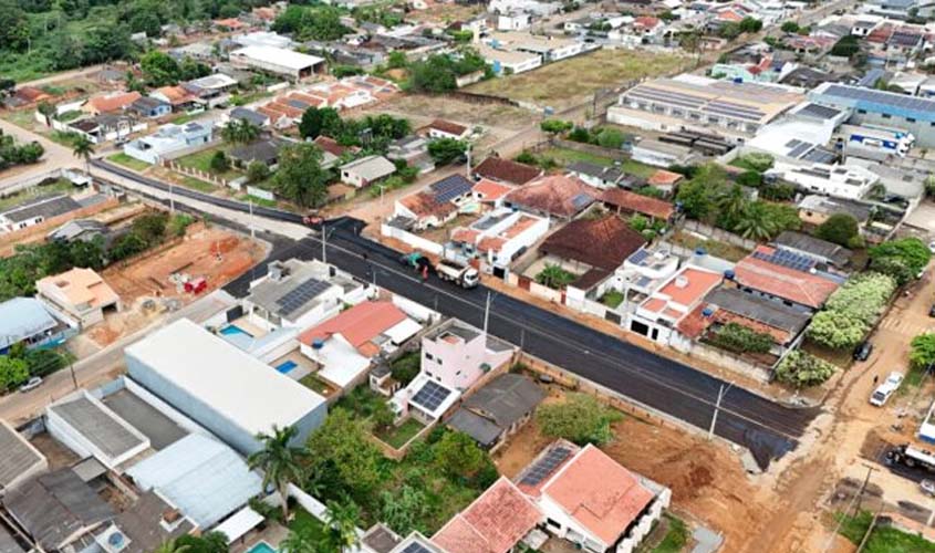Prefeitura inicia asfaltamento na Avenida Rio de Janeiro