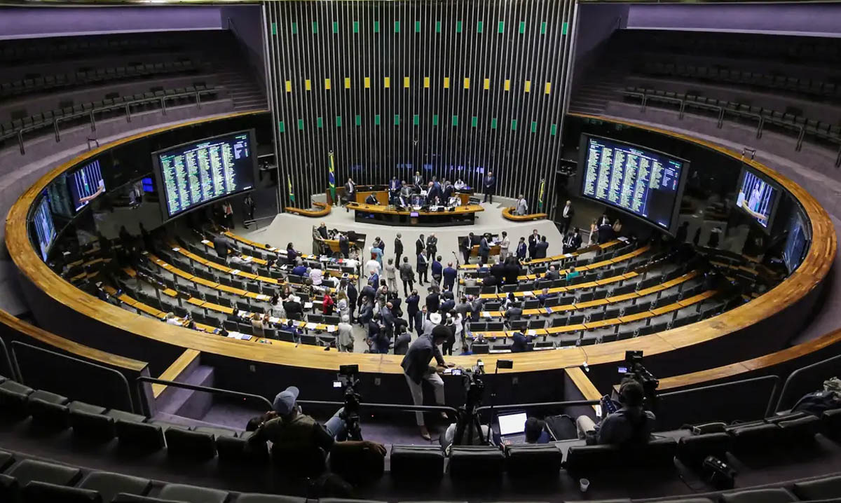 Deputados de Rondônia apoiam emenda que mantém escala 6x1 por mais dez anos