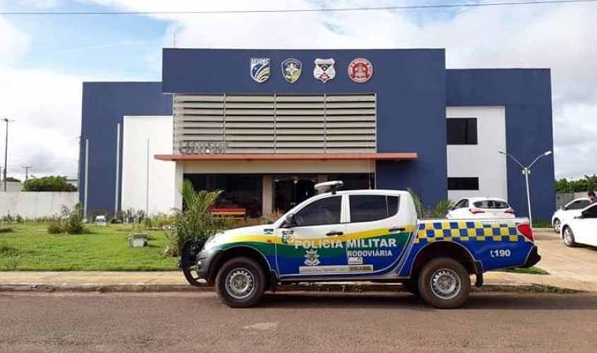 Motorista acerta poste de iluminação e se complica no bafômetro