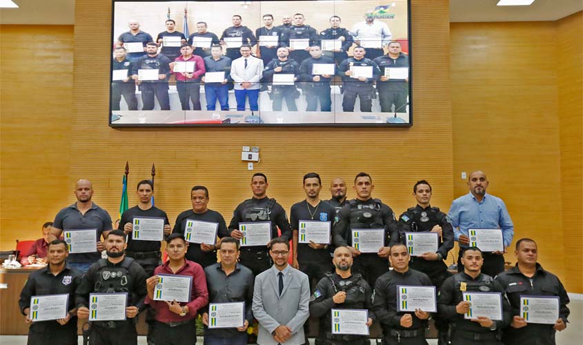 Agentes penitenciários recebem Voto de Louvor proposto pelo deputado Anderson Pereira 