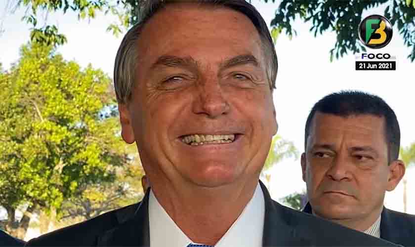 Diante de 500.000 mortos, Bolsonaro faz piada: 