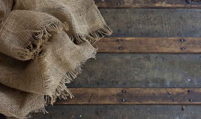 Indústria terá de indenizar motorista que pernoitava no baú do caminhão