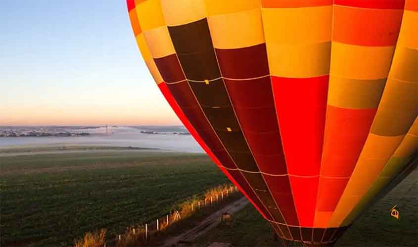 Balão pega fogo e cai em SC; 8 pessoas morrem e 13 sobrevivem