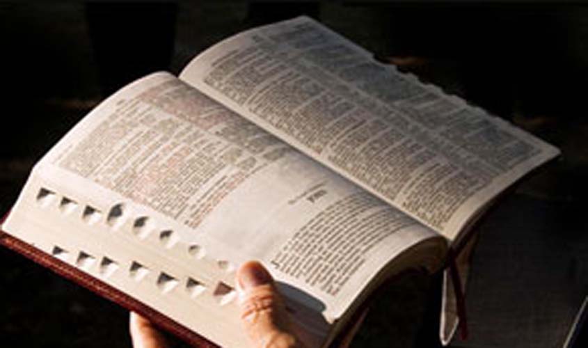 Lei que exige Bíblia em espaços públicos de leitura é inconstitucional, decide TJ-AM