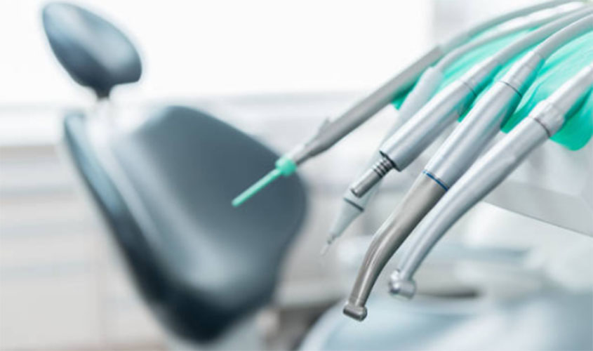 Clube deve adicional de insalubridade a ajudante que recolhia lixo de consultório dentário