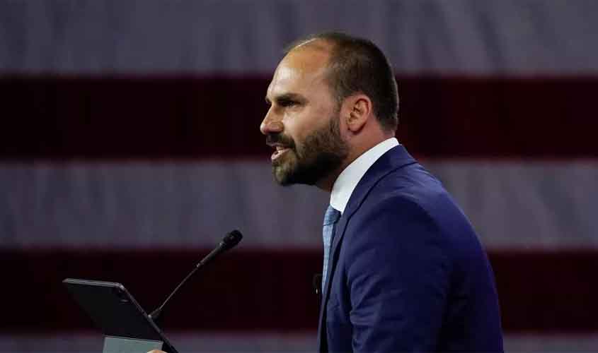 Eduardo Bolsonaro sobe o tom e, ressentido, ataca seu país