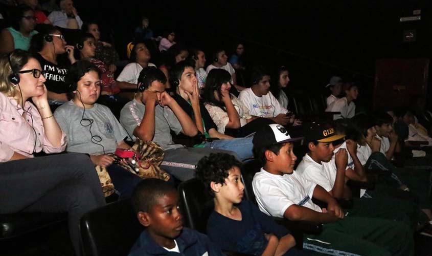 Salas de cinema têm até o fim do ano para garantir acessibilidade a deficientes visuais e auditivos
