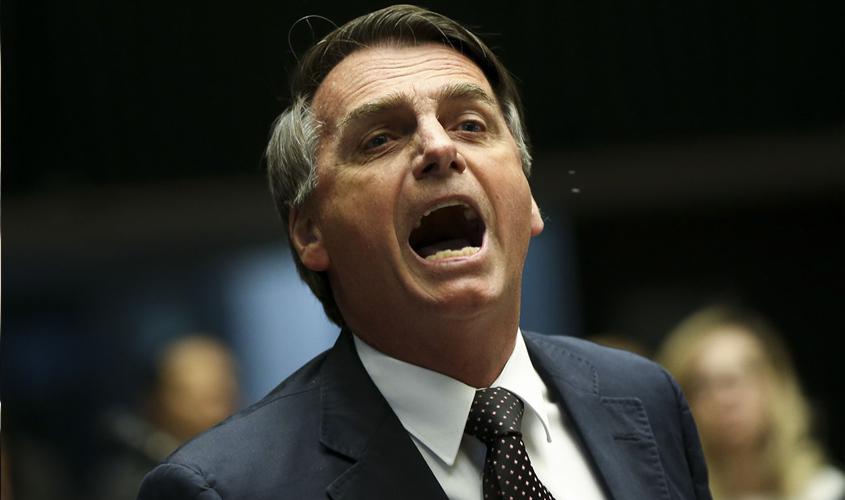 Com o caminho livre, aprendiz de ditador atropela leis, e ninguém fala nada