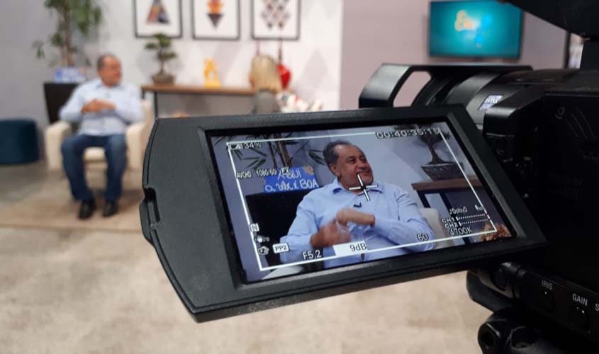 Secretário fala das atividades ao programa Ela na Rede