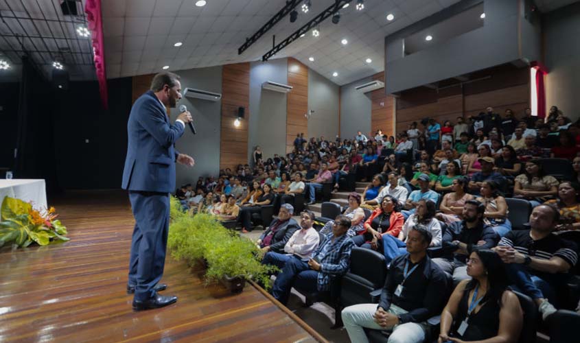Novos acadêmicos assinam termos de concessão que garantem bolsas em faculdades particulares