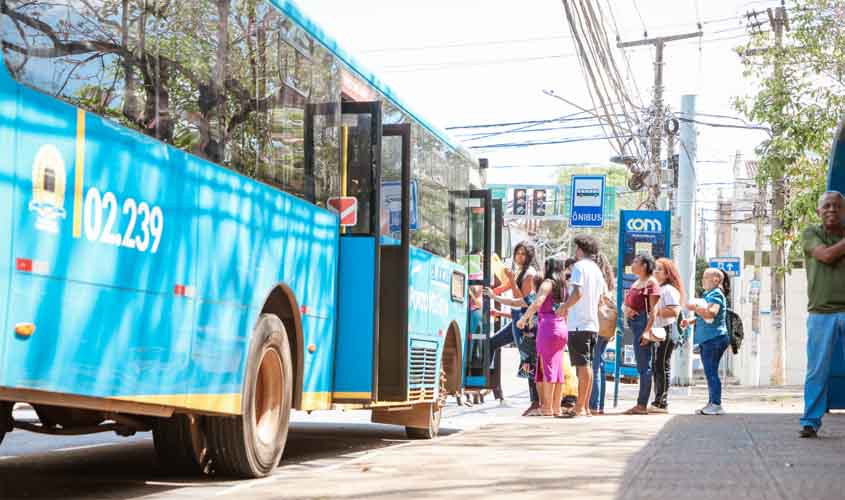 Mulheres e idosos têm direito de embarque e desembarque dos ônibus fora dos pontos fixados após as 22 horas