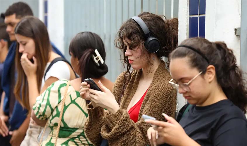 Desigualdades marcam trabalho formal entre jovens brasileiros