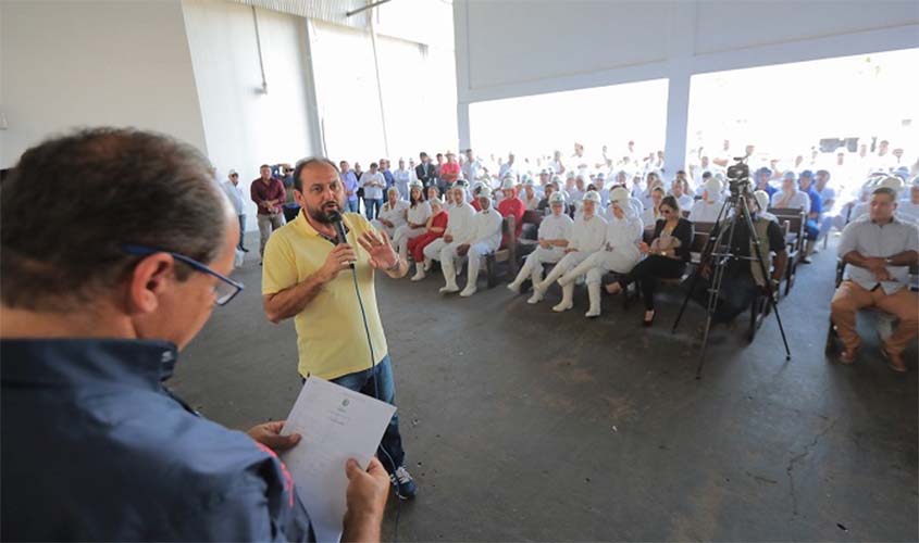 Laerte Gomes anuncia R$ 800 mil para construção de UBS durante visita ao frigorífico Rio Beef