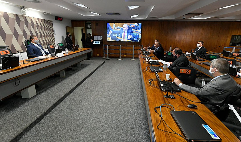 Senadores repudiam visita de Pompeo e esperam explicações de Araújo na quinta  