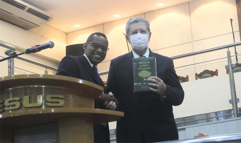 Igreja evangélica Assembleia de Deus recebe o diretório da sociedade bíblica do Brasil