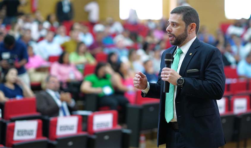 Júlio César Filho participa do Fórum das CCJR com palestra sobre relação da oposição e situação no processo legislativo