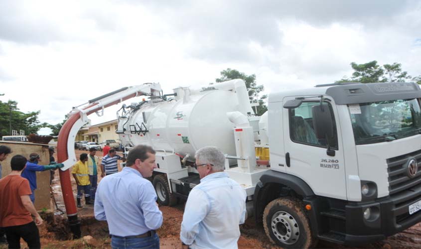 Prefeito Hildon Chaves visita Semusb onde vistoria novo caminhão 'tatuzão'