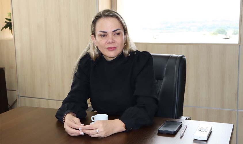 Deputada destina R$ 293 mil para trator em Alvorada do Oeste