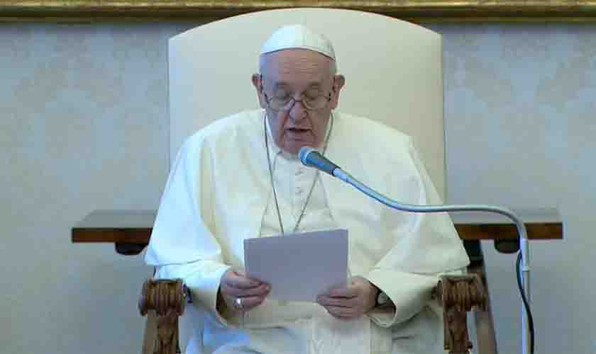 Gastem com educação, não com armas, diz papa em mensagem de paz anual