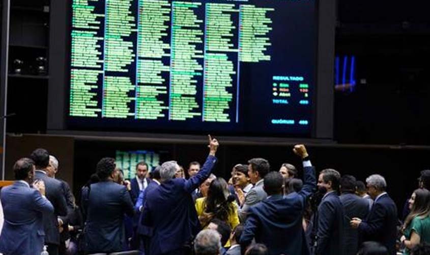 Câmara aprova PEC da Transição mas reduz para um ano o aumento no Teto de Gastos