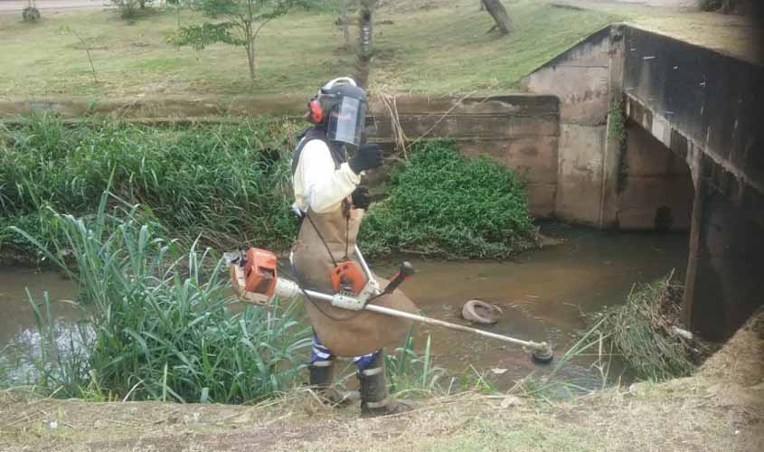 Prefeitura chama atenção de populares para que não descartem lixo nos canais