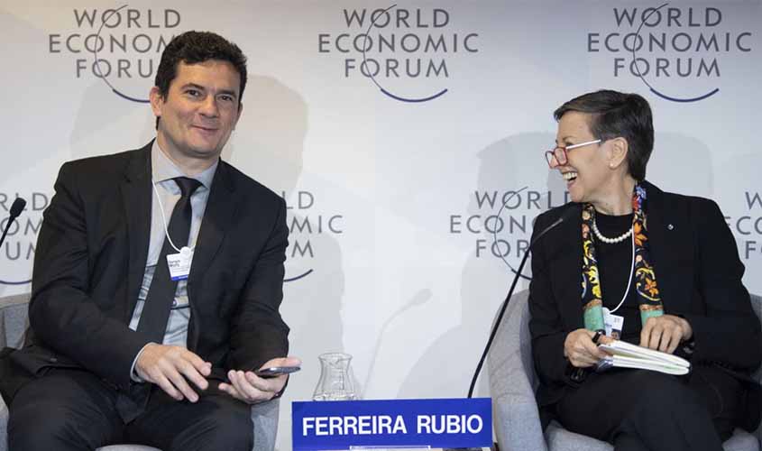 Moro fala sobre corrupção, mas não comenta caso Queiroz