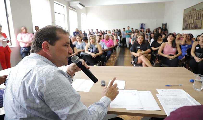 Prefeito empossa 70 novos professores concursados